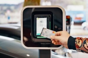 smartphone con carta di credito vicino caricatore