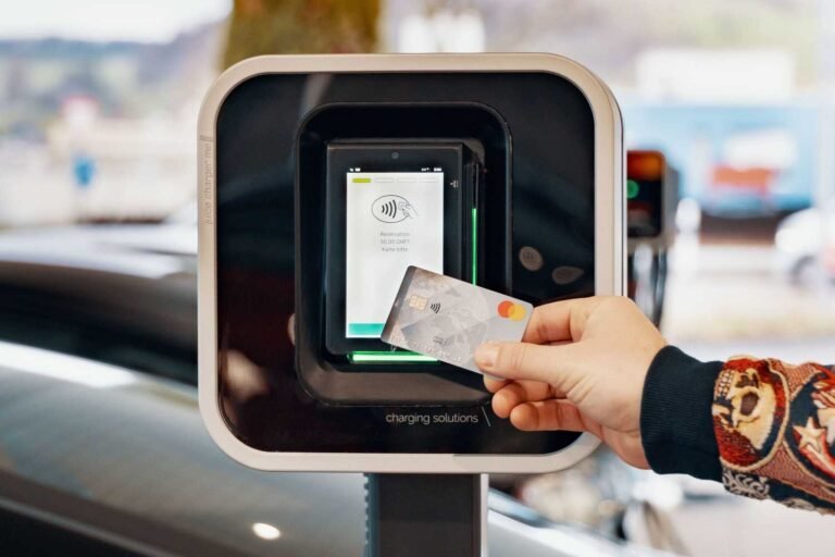 smartphone con carta di credito vicino caricatore