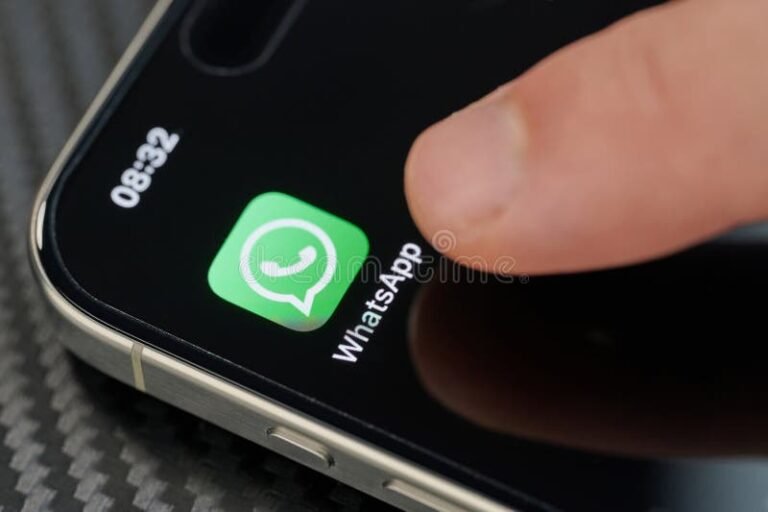 smartphone con icona whatsapp aperta