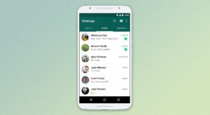 smartphone con schermata chat di whatsapp