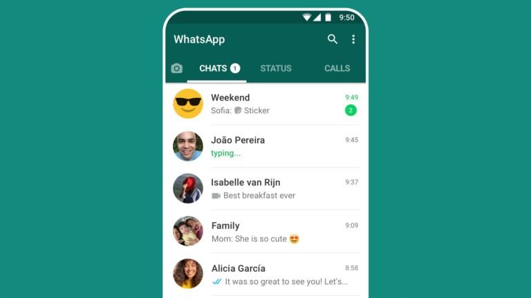 smartphone con schermata chat whatsapp multipla