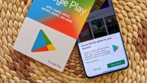 smartphone e carte regalo google play colorate