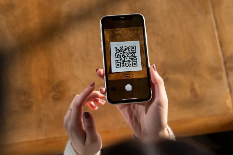 smartphone samsung con codice qr visibile