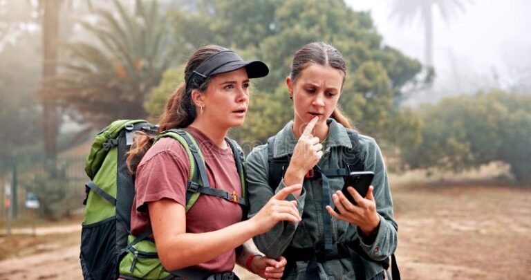 smartphone smarrito e mappa di localizzazione digitale