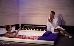 Come Ottenere Finanziamenti per Aprire una Spa: Guida Completa 17 spa rilassante con ambiente accogliente e soldi