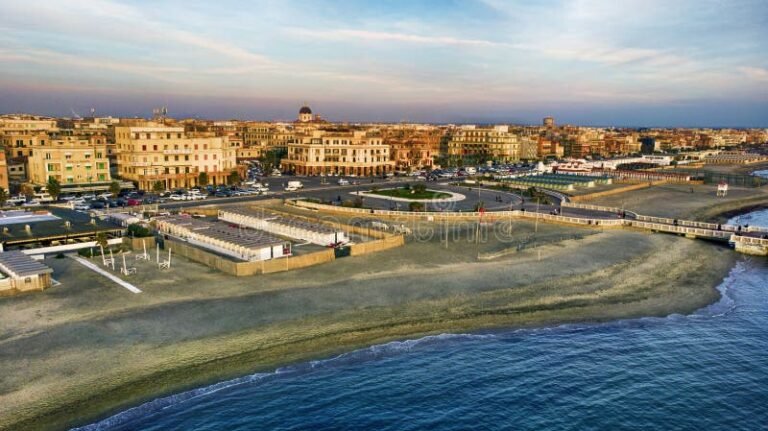 spiaggia dorata e mare azzurro di ostia