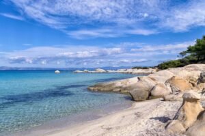 spiaggia sabbiosa con mare cristallino e scogli