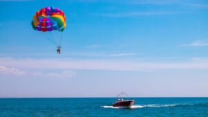 Quali Sono Le Migliori Attività Da Fare Al Lido Sant Anna Gallipoli 6 spiaggia soleggiata con persone che fanno sport acquatici