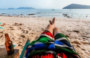 Cosa Fare a Lloret de Mar: Quali Attività e Luoghi Visitare 28 spiaggia soleggiata con turisti felici