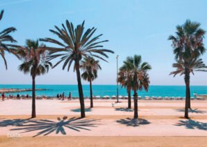 spiaggia soleggiata con vista su barcellona