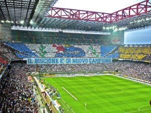 Qual è il sito ufficiale per informazioni sull'Inter Milano 7 stadio san siro pieno di tifosi interisti