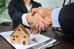 stretta di mano tra compratore e venditore immobiliari