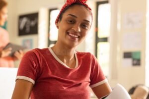 studente che mostra carta io studio sorridente