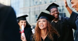 studente felice che festeggia con borsa studio
