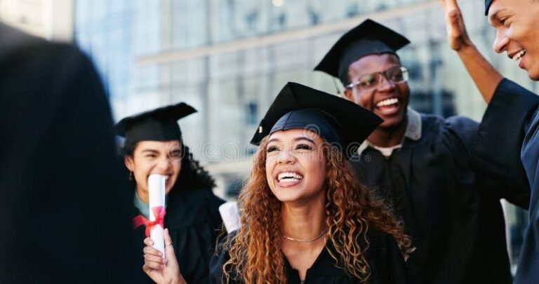 studente felice che festeggia con borsa studio