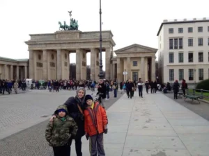 Quanto Costa una Vacanza Studio in Inghilterra per Studenti 41 studenti con zaini davanti a monumenti inglesi