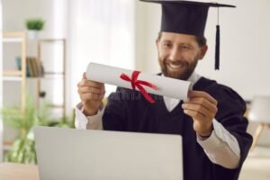 studenti felici con diplomi e laptop