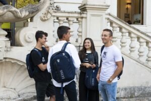 studenti internazionali con zaini in universita italiana