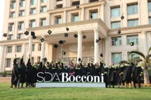 studenti laureati felici davanti a bocconi