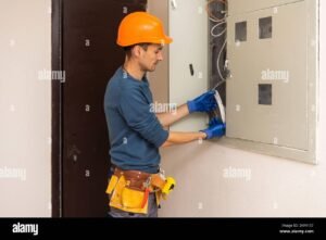 tecnico elettrico con torcia in mano