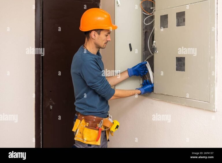 tecnico elettrico con torcia in mano