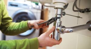 Chi Copre La Rottura Dei Tubi Dell'Acqua Nel Condominio Con L'Assicurazione 26 tecnico ripara tubo idraulico rompendo condominio