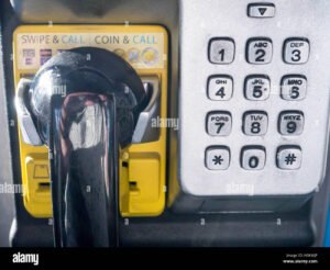 Come Contattare il Numero Verde per il Blocco del Bancomat in Caso di Emergenza 17 telefono con auricolare e carta bancomat