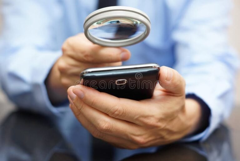 telefono con lente di ingrandimento in primo piano