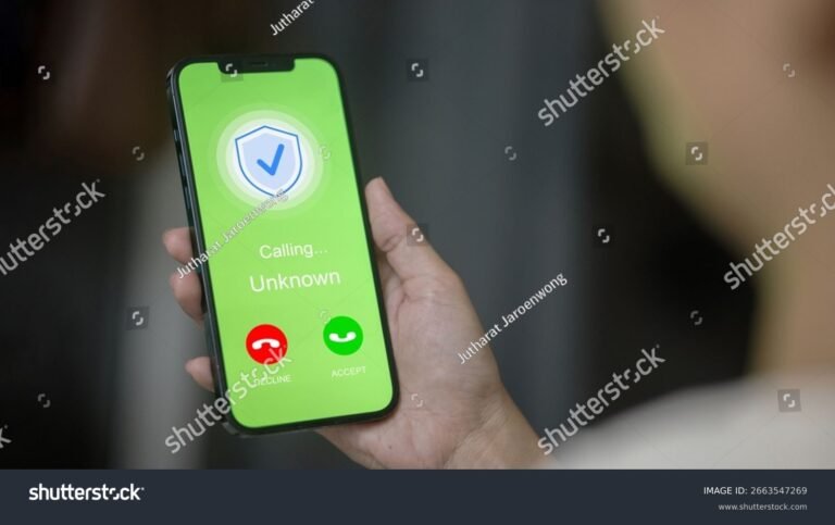 telefono con schermata id chiamante e scudo