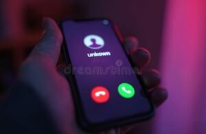 telefono con schermo che mostra numero sconosciuto