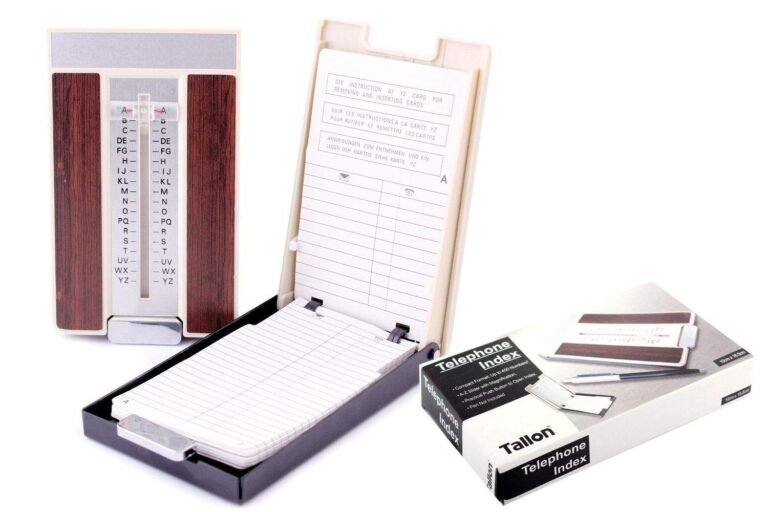 telefono vintage con elenco contatti cartaceo