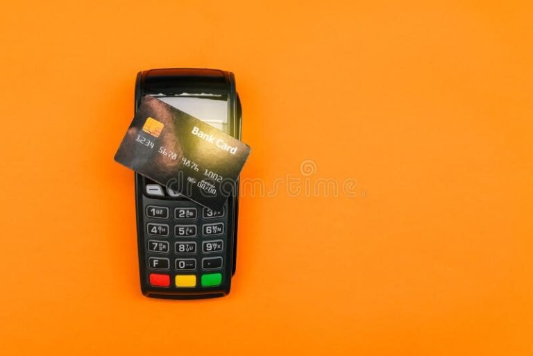 terminale pos moderno con carta di credito