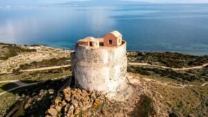torre costiera storica affacciata sul mare