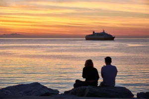 Quali Sono gli Orari di Villa San Giovanni per i Traghetti per Messina 42 traghetti in porto a villa san giovanni al tramonto