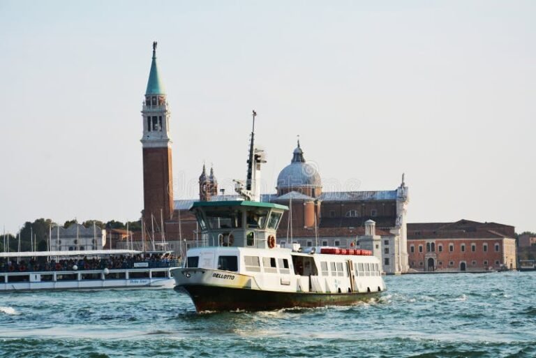 traghetto che naviga verso isola di san giorgio venezia