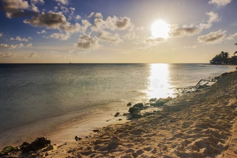 tramonto sul mare con spiaggia sabbiosa deserta