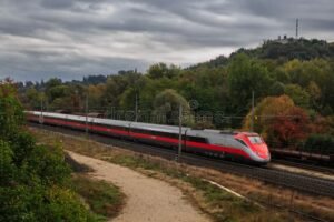 treno moderno che viaggia tra campagne italiane
