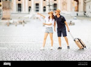 turisti con valigie davanti ad hotel italiano