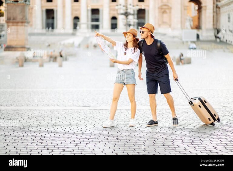 turisti con valigie davanti ad hotel italiano