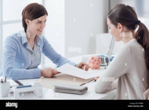 ufficio bancario con cliente e consulente