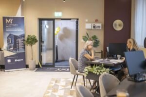 Come Verificare Lo Stato Della Pratica Mutuo Presso Consap 37 ufficio consulente mutuo con documenti visibili