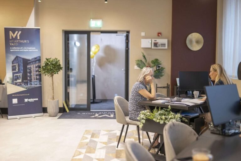 ufficio consulente mutuo con documenti visibili