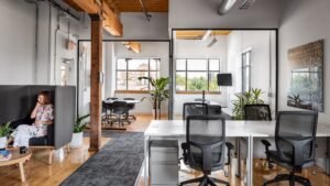 ufficio moderno con broker al lavoro