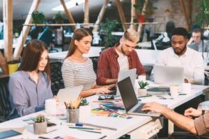 ufficio moderno con giovani professionisti al lavoro