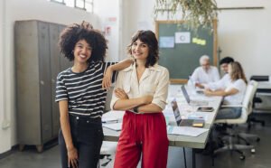 ufficio moderno con giovani professionisti multilingue