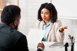 ufficio risorse umane con colloquio di lavoro