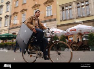 una persona che consegna portfolio in galleria darte