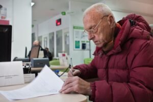 una persona che firma documenti in banca