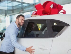 una persona che paga tasse auto con sorriso