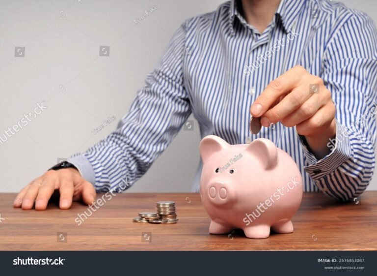 una persona che versa soldi in un salvadanaio